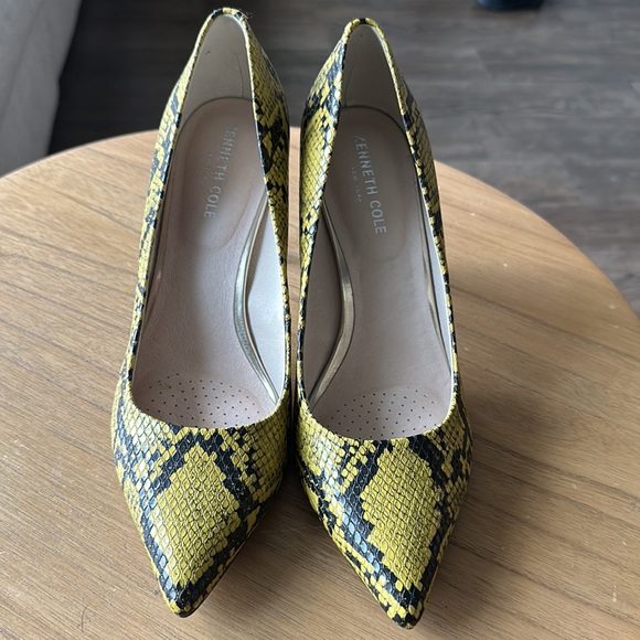Riley Snake Pump
Kenneth Cole size 8.5 - Picture 7 of 10